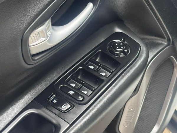 Jeep - Renegade Long. T270 1.3 TB 4x2 Flex Aut. - Imagem 24