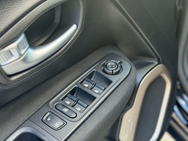 Jeep - Renegade Sport 1.8 4x2 Flex 16V Mec. - Imagem 19